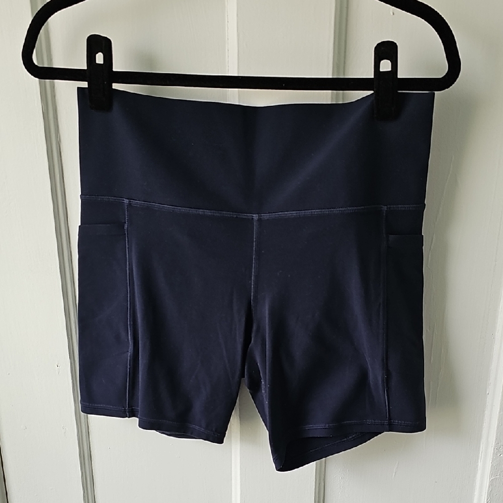 Athleta Salutation Stash 7" Short